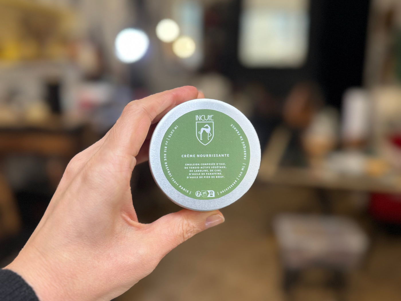 La crème nourrissante pour cuir In Cute est un soin d’entretien artisanal conçu pour hydrater, assouplir et protéger les cuirs naturels.
Sa formule enrichie en huiles et cires végétales nourrit le cuir en profondeur, ravive les couleurs et prévient les craquelures.
Idéale pour entretenir les cuirs lisses, grainés ou au tannage végétal, elle convient parfaitement aux sacs, ceintures, portefeuilles et articles de maroquinerie artisanale.
Fabriquée à Paris, selon le savoir-faire traditionnel des artisans maroq