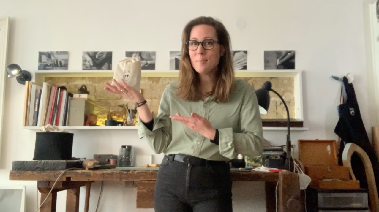 karolinebordas incute atelier parisien maroquinerie paris11 entretienducuir lait nettoyant cirage videotuto prendresoin proteger upcycling durable ecoresponsable pointsellier cousumain savoirfaire sellerie alafrancaise faire soimeme service cordonnerie