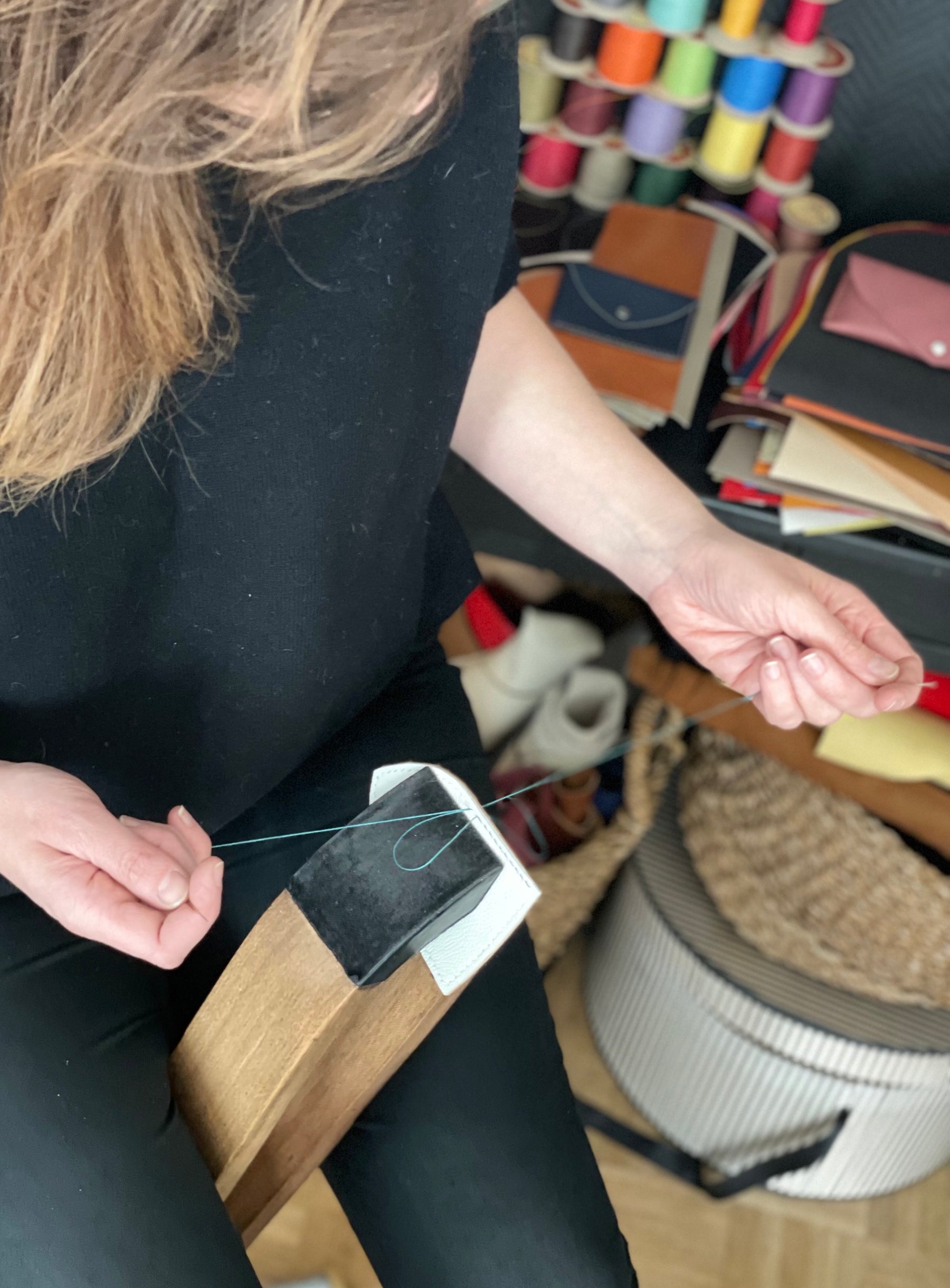 karolinebordas incute atelier parisien maroquinerie paris 11 travail du cuir fabrique a paris savoirfaire artisanat dart made in france entreprenariat feminin sellerie alafrancaise accessoire durable pointsellier cousumain fairesoimeme cuirdequalite