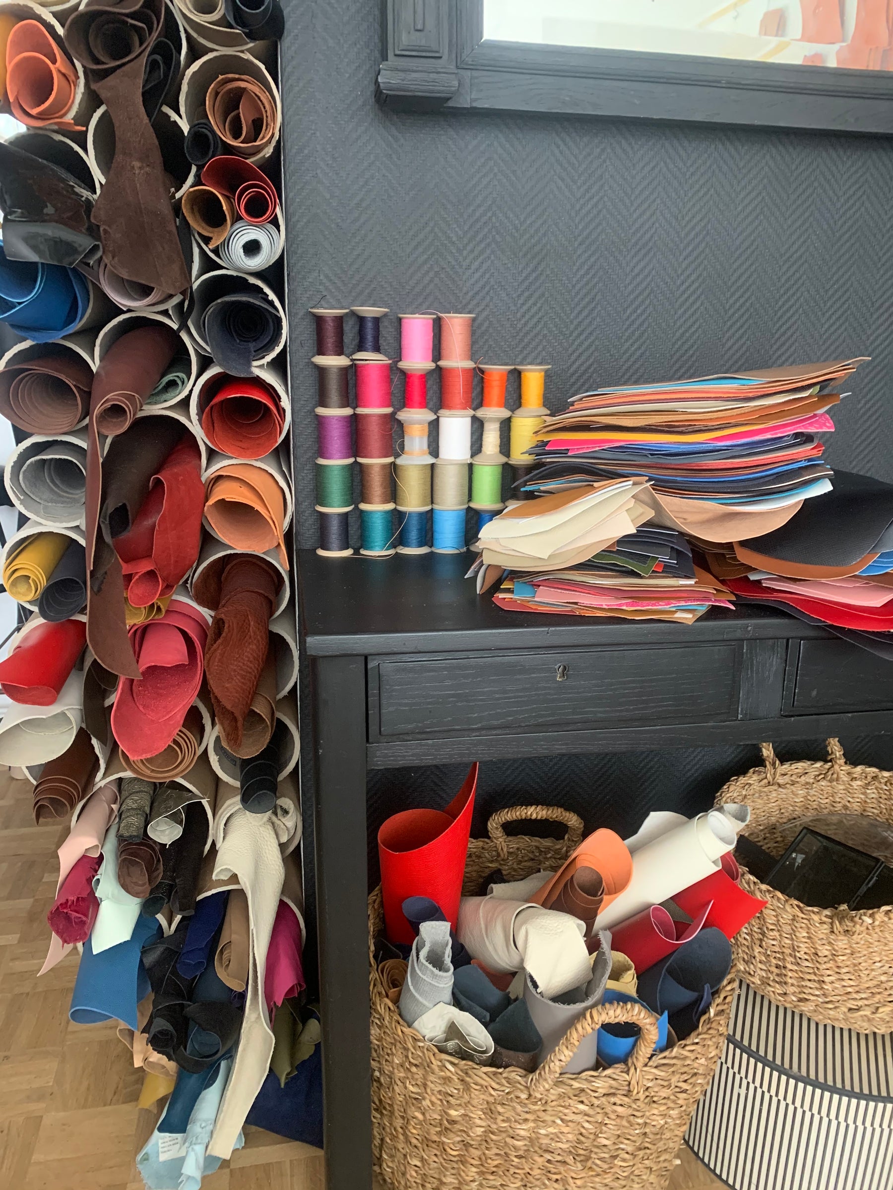 karolinebordas incute atelier parisien maroquinerie paris 11 travail du cuir fabrique a paris savoirfaire artisanat dart made in france entreprenariat feminin sellerie alafrancaise accessoire durable pointsellier cousumain fairesoimeme cuirdequalite