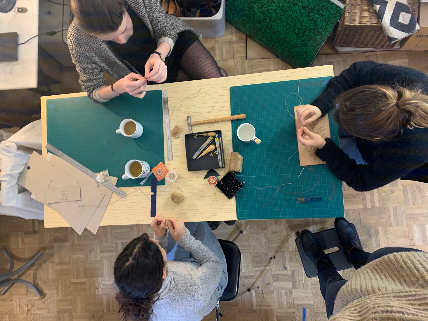 karolinebordas incute atelier parisien maroquinerie paris11 tutodiy cuir fabriquersonsac apprendre experience unique faitmain personnalisation ecoresponsable pointsellier cousumain savoirfaire sellerie alafrancaise fairesoimeme garantie a vie wecandoo