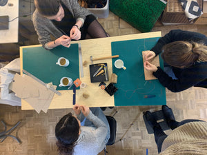 karolinebordas incute atelier parisien maroquinerie paris11 tutodiy cuir fabriquersonsac apprendre experience unique faitmain personnalisation ecoresponsable pointsellier cousumain savoirfaire sellerie alafrancaise fairesoimeme garantie a vie wecandoo
