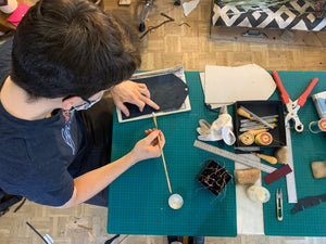 karolinebordas incute atelier parisien maroquinerie paris11 tutodiy cuir fabriquersonsac apprendre experience unique faitmain personnalisation ecoresponsable pointsellier cousumain savoirfaire sellerie alafrancaise fairesoimeme garantie a vie wecandoo