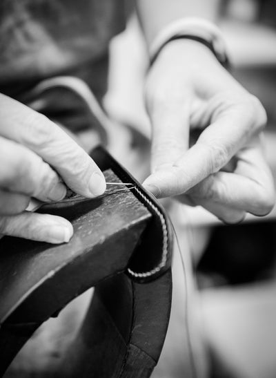 karolinebordas incute atelier parisien maroquinerie paris 11 travail du cuir fabrique a paris savoirfaire artisanat dart made in france entreprenariat feminin sellerie alafrancaise accessoire durable pointsellier cousumain fairesoimeme cuirdequalite