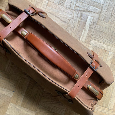 karolinebordas incute atelier parisien maroquinerie paris11 reparation poignee cuir upcycling durable entretienducuir surmesure unique personnalisation ecoresponsable miseaneuf pointsellier cousumain savoirfaire sellerie alafrancaise service cordonnerie