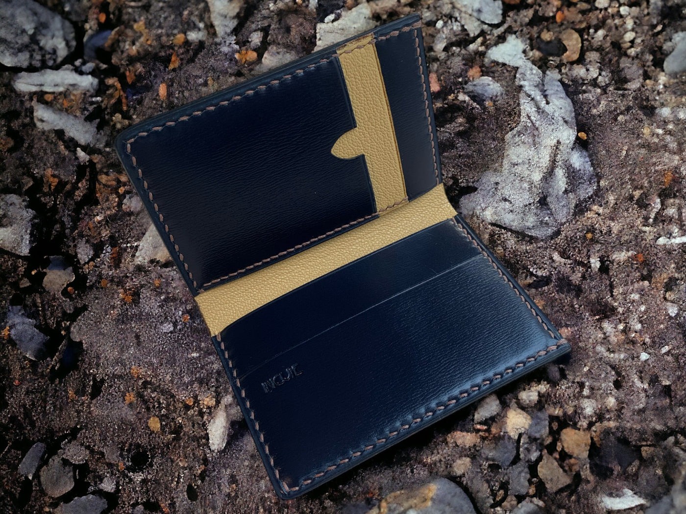 L'art du sartorialisme la maroquinerie pour homme sur mesure porte feuilles compact made in france dans un cuir de qualite fabriqué a paris artisanat français metier d'art