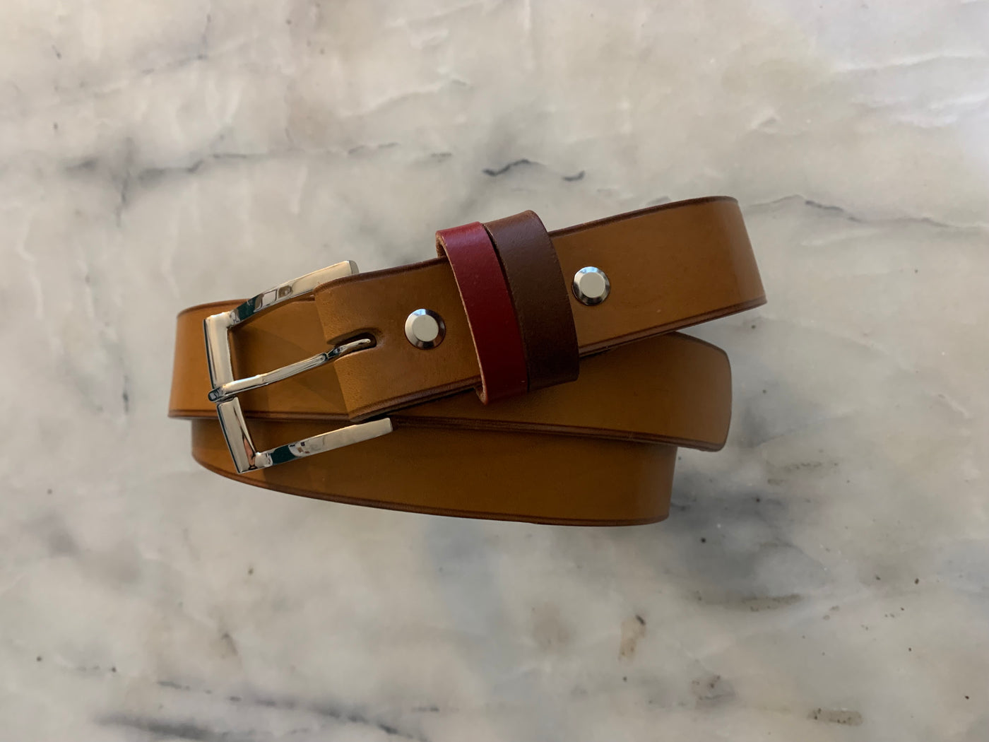 ceinture en cuir pour homme sur mesure atelier de maroquinerie paris ceinture sur mesure fabriquee a paris boucle en laiton ceinture artisanale cuir vegetal diy ceinture atelier creatif paris idee cadeau homme